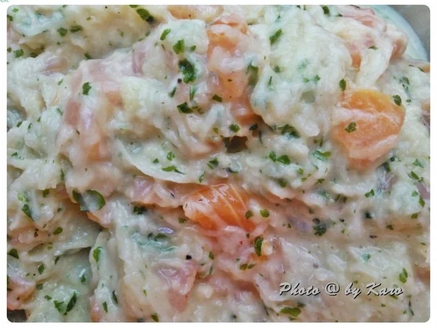 Kartoffel Rösti von geräuchertem Wildlachs mit Kräuter Sour Creme und Wasabi Gurkensalat - Rezept - Bild Nr. 4