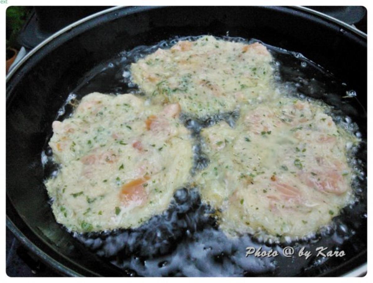 Kartoffel Rösti von geräuchertem Wildlachs mit Kräuter Sour Creme und Wasabi Gurkensalat - Rezept - Bild Nr. 5