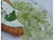 Kartoffel Rösti von geräuchertem Wildlachs mit Kräuter Sour Creme und Wasabi Gurkensalat - Rezept