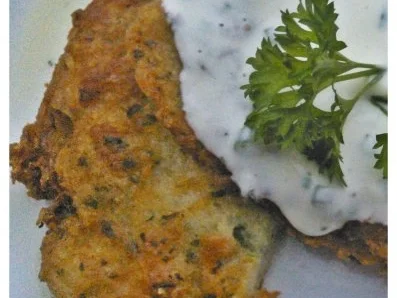 Kartoffel Rösti von geräuchertem Wildlachs mit Kräuter Sour Creme und Wasabi Gurkensalat - Rezept - Bild Nr. 2