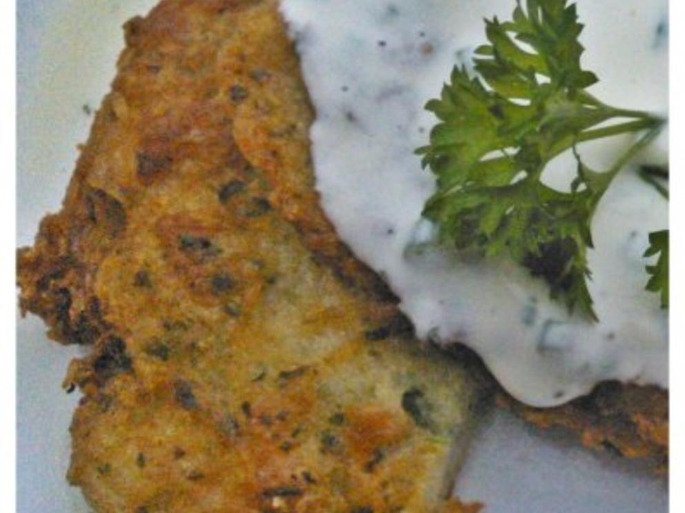 Kartoffel Rösti von geräuchertem Wildlachs mit Kräuter Sour Creme und ... Kartoffel Rösti von geräuchertem Wildlachs mit Kräuter Sour Creme und ...