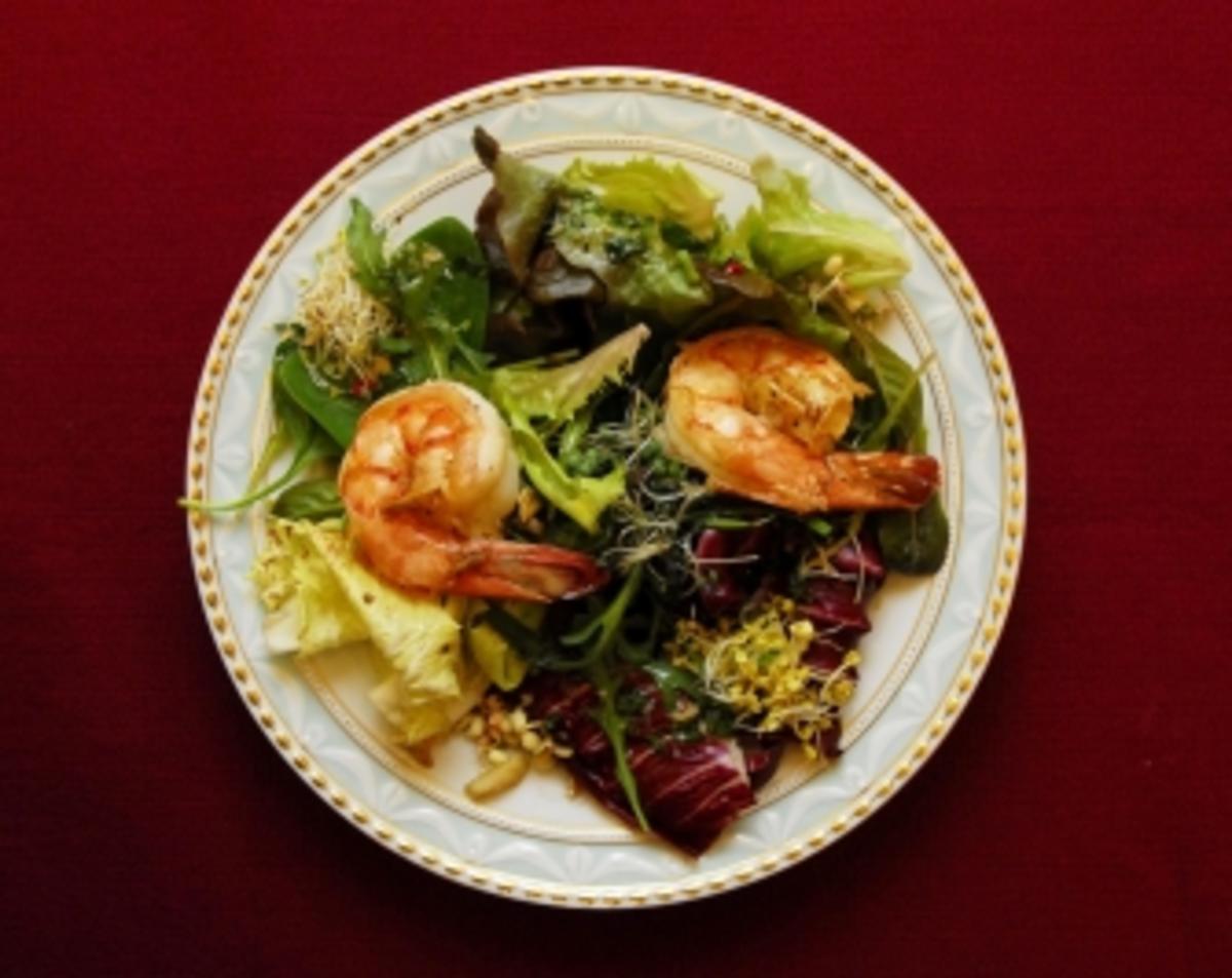 Blattsalate mit Kräutern und australischen Wildfanggarnelen  (Uschi Dämmrich von Luttitz) - Rezept