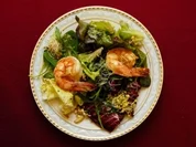 Blattsalate mit Kräutern und australischen Wildfanggarnelen  (Uschi Dämmrich von Luttitz) - Rezept