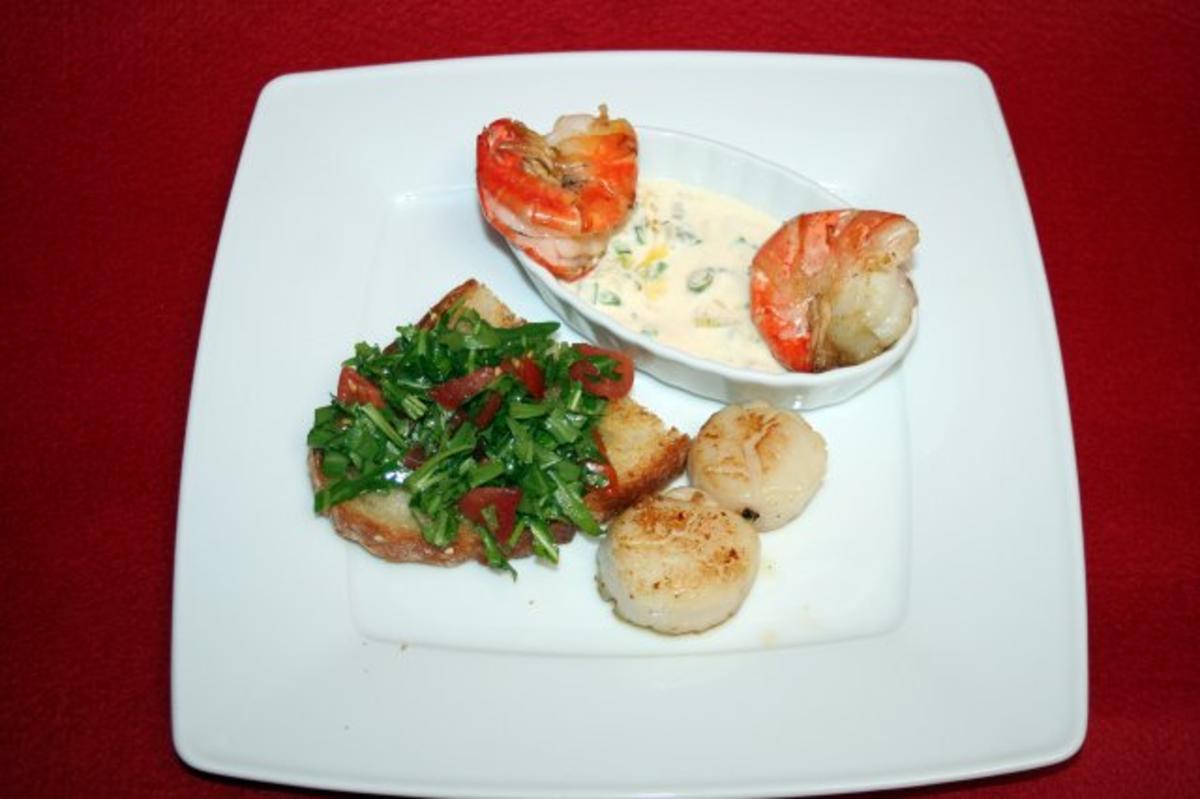 Tomaten-Rucola-Brot mit gebratenen Jakobsmuscheln und Scampi in Knoblauch-Lauch-Creme - Rezept