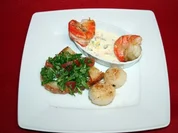 Tomaten-Rucola-Brot mit gebratenen Jakobsmuscheln und Scampi in Knoblauch-Lauch-Creme - Rezept