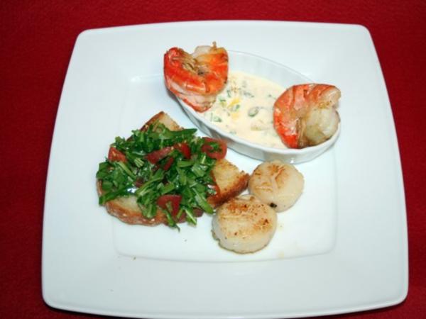 Tomaten-Rucola-Brot mit gebratenen Jakobsmuscheln und Scampi in ...