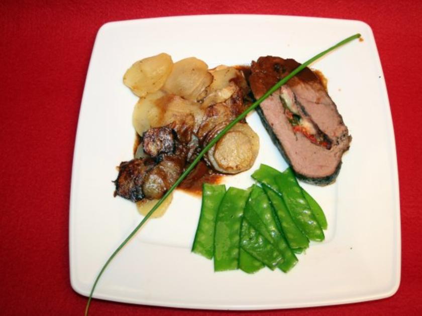 Gefülltes Rinderfilet mit Kartoffelscheiben und Zuckerschoten - Rezept ...