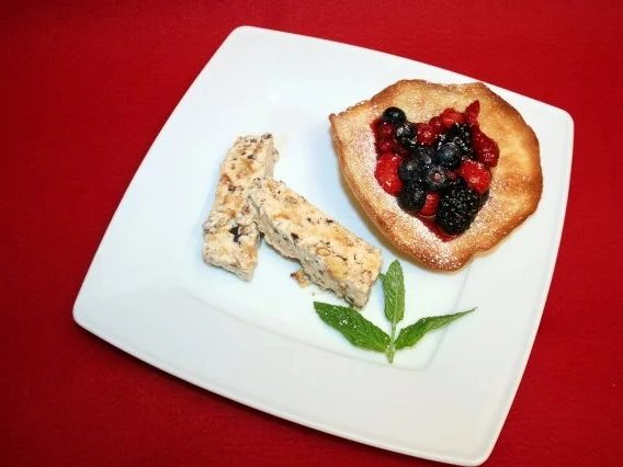 Halbgefrorenes mit Mandelgebäck, dazu Beerensalat - Rezept