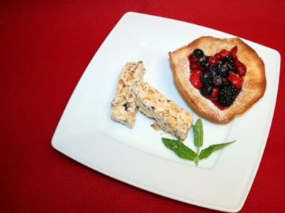Rezept: Halbgefrorenes mit Mandelgebäck, dazu Beerensalat Halbgefrorenes mit Mandelgebäck, dazu Beerensalat - Rezept