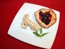 Halbgefrorenes mit Mandelgebäck, dazu Beerensalat - Rezept