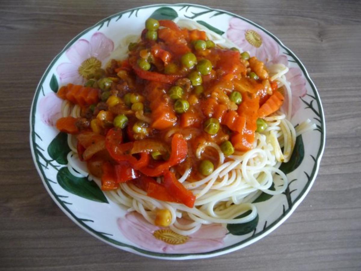Fleischlos : Vegetarische Bolognese mit Gemüse auf Spaghetti - Rezept ...
