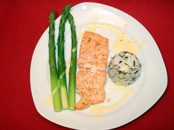 Rezept: Lachs auf Limettenbett mit Wildreis und Saisongemüse Lachs auf Limettenbett mit Wildreis und Saisongemüse - Rezept