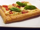Bätterteigtarte mit Tomate und Ziege - Rezept