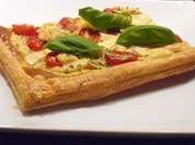 Bätterteigtarte mit Tomate und Ziege - Rezept