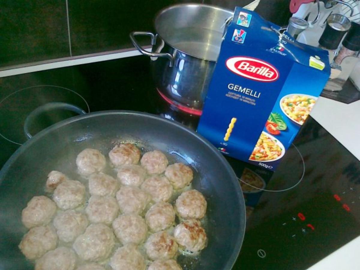 Nudeln mit Tomaten Soße mit Hackfleischbällchen - schnell &amp; einfach ...