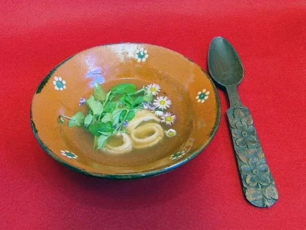 Rezept: Flädlesuppe mit alten Löffeln und frischen Blumen Flädlesuppe mit alten Löffeln und frischen Blumen - Rezept