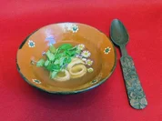 Flädlesuppe mit alten Löffeln und frischen Blumen - Rezept