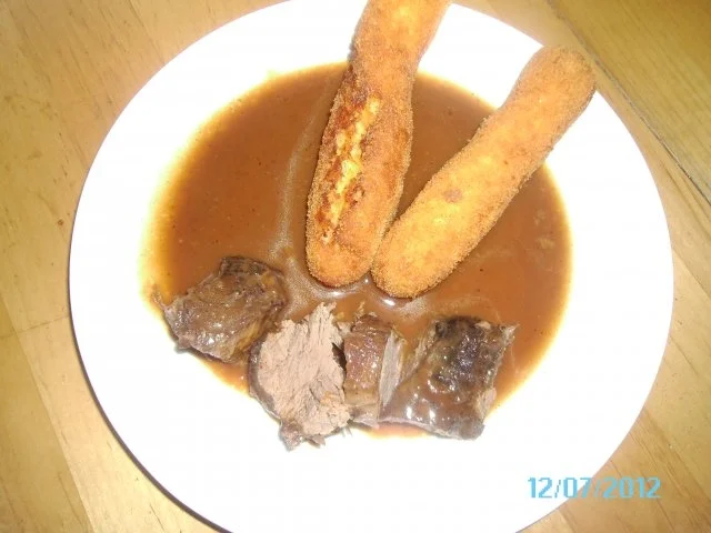 Rezept: Rehbraten in Rotweinsoße mit Kroketten Rehbraten in Rotweinsoße mit Kroketten - Rezept