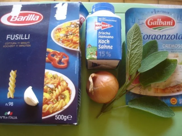 Nudeln mit Salbei-Gorgonzola-Sauce - Rezept - Bild Nr. 2