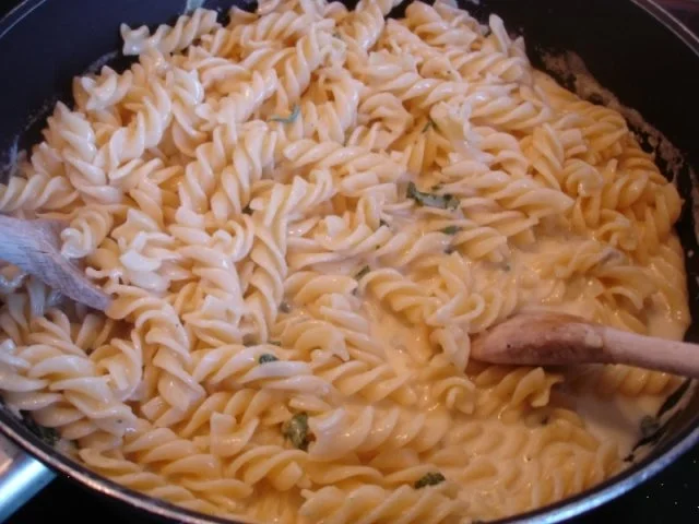 Nudeln mit Salbei-Gorgonzola-Sauce - Rezept - Bild Nr. 15