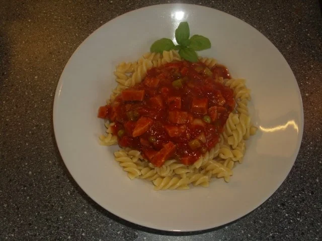 Rezept: Schnelles Wurstgulasch mit Nudeln Schnelles Wurstgulasch mit Nudeln - Rezept