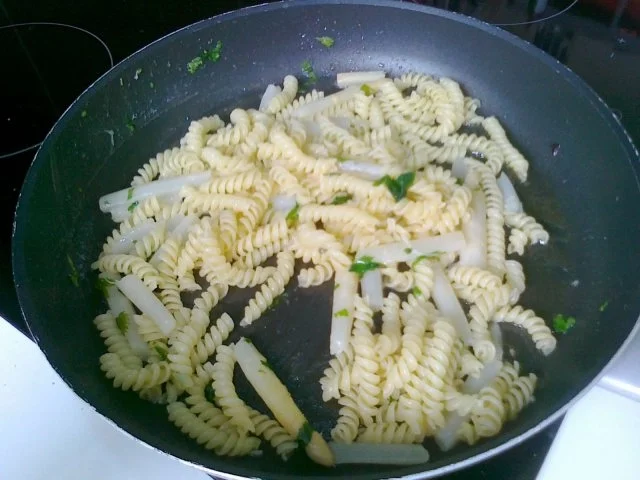 Schnell Nudelpfanne mit Spargel und Krabben. - Rezept - Bild Nr. 7