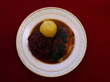 Bayerische Kronen-Ente mit Blaukraut und Knödeln (Uschi Dämmrich von Luttitz) - Rezept
