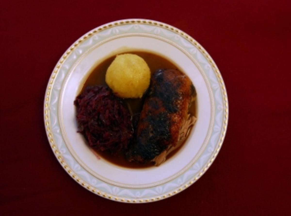 Bayerische Kronen-Ente mit Blaukraut und Knödeln (Uschi ...