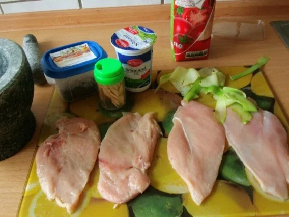 Rezept: Paradiesische Hähnchenrouladen mit Zucchinifüllung in Tomatensose Bild Nr. 3 Paradiesische Hähnchenrouladen mit Zucchinifüllung in Tomatensose - Rezept - Bild Nr. 3