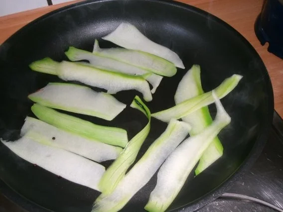 Rezept: Paradiesische Hähnchenrouladen mit Zucchinifüllung in Tomatensose Bild Nr. 5 Paradiesische Hähnchenrouladen mit Zucchinifüllung in Tomatensose - Rezept - Bild Nr. 5