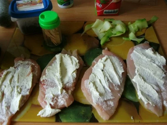 Rezept: Paradiesische Hähnchenrouladen mit Zucchinifüllung in Tomatensose Bild Nr. 6 Paradiesische Hähnchenrouladen mit Zucchinifüllung in Tomatensose - Rezept - Bild Nr. 6