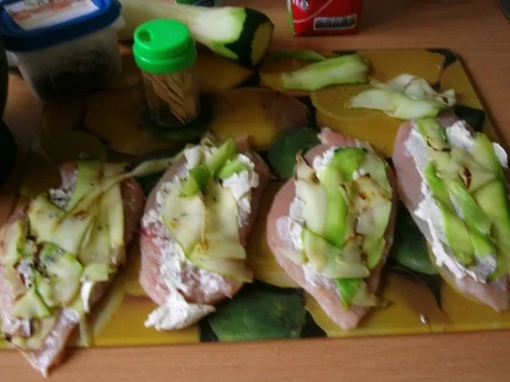 Rezept: Paradiesische Hähnchenrouladen mit Zucchinifüllung in Tomatensose Bild Nr. 7 Paradiesische Hähnchenrouladen mit Zucchinifüllung in Tomatensose - Rezept - Bild Nr. 7