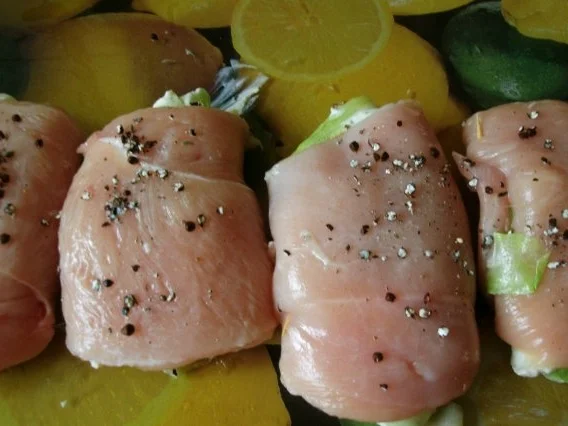 Rezept: Paradiesische Hähnchenrouladen mit Zucchinifüllung in Tomatensose Bild Nr. 8 Paradiesische Hähnchenrouladen mit Zucchinifüllung in Tomatensose - Rezept - Bild Nr. 8