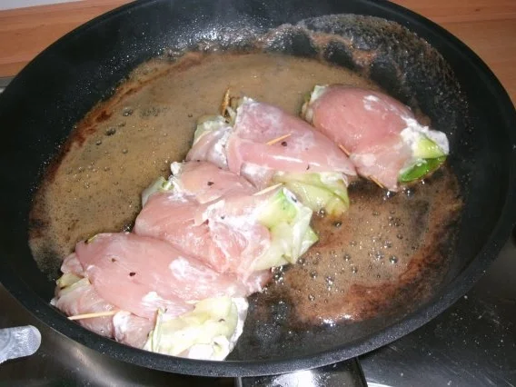 Rezept: Paradiesische Hähnchenrouladen mit Zucchinifüllung in Tomatensose Bild Nr. 9 Paradiesische Hähnchenrouladen mit Zucchinifüllung in Tomatensose - Rezept - Bild Nr. 9