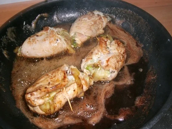 Rezept: Paradiesische Hähnchenrouladen mit Zucchinifüllung in Tomatensose Bild Nr. 10 Paradiesische Hähnchenrouladen mit Zucchinifüllung in Tomatensose - Rezept - Bild Nr. 10