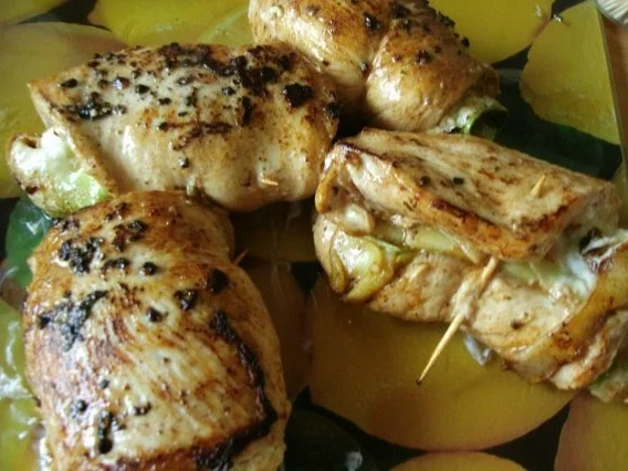 Rezept: Paradiesische Hähnchenrouladen mit Zucchinifüllung in Tomatensose Bild Nr. 11 Paradiesische Hähnchenrouladen mit Zucchinifüllung in Tomatensose - Rezept - Bild Nr. 11