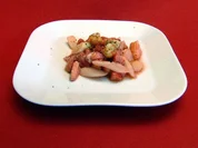 Beelitzer Spargelsalat mit Erdbeeren, Havel-Flusskrebsen und Lakritz-Granulat - Rezept