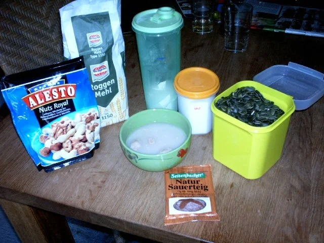 Rezept: Roggen-Dinkel Sauerteigbrot Roggen-Dinkel Sauerteigbrot - Rezept