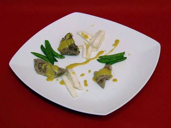 Rezept: Mageres vom Eisbein mit Champagnersoße an Rübchengemüse von der Gatower Kugel Mageres vom Eisbein mit Champagnersoße an Rübchengemüse von der Gatower Kugel - Rezept