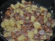 Gnocchipfanne mit Pfifferlingen und Rostbratwürstchen in Senf-Sahne - Rezept