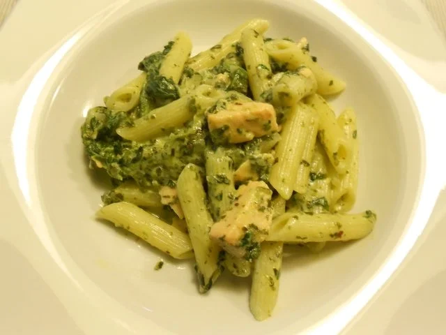 Wildlachs mit Penne in Bärlauchfrischkäse-Spinat-Soße - Rezept