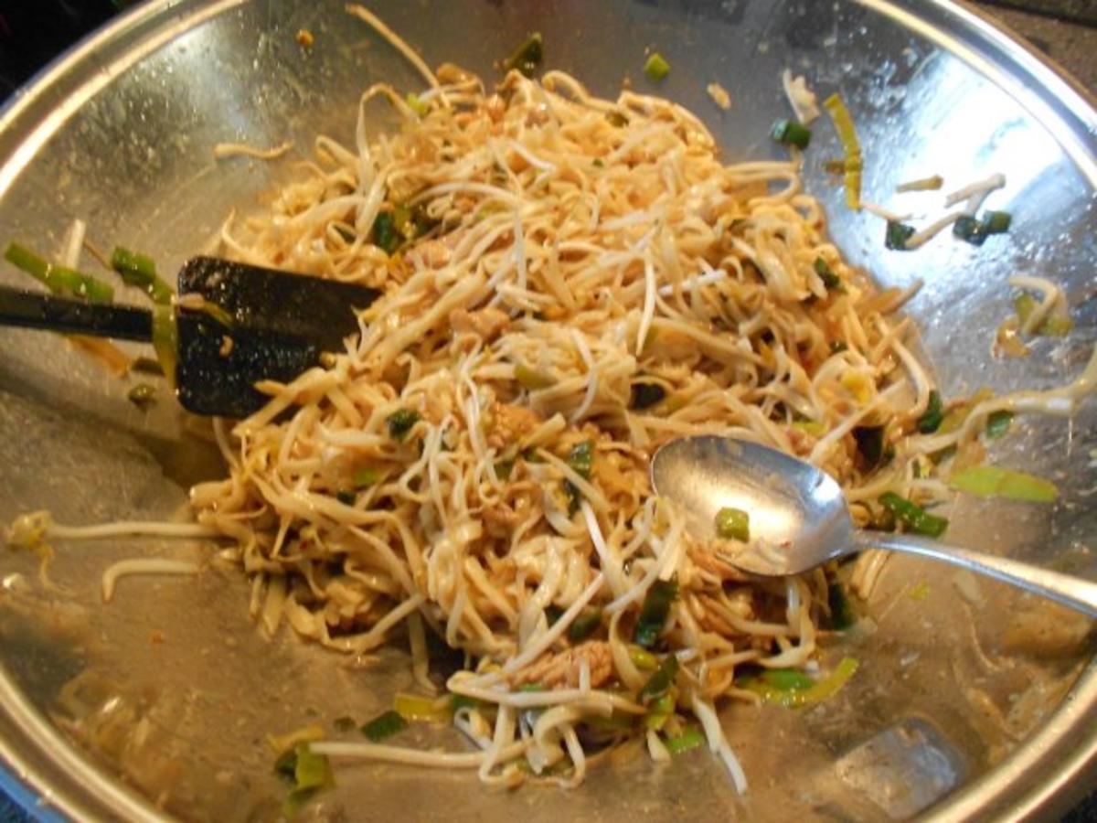 Pad Thai Gai (warmer) thailändischer Nudelsalat mit Huhn - Rezept - Bild Nr. 24