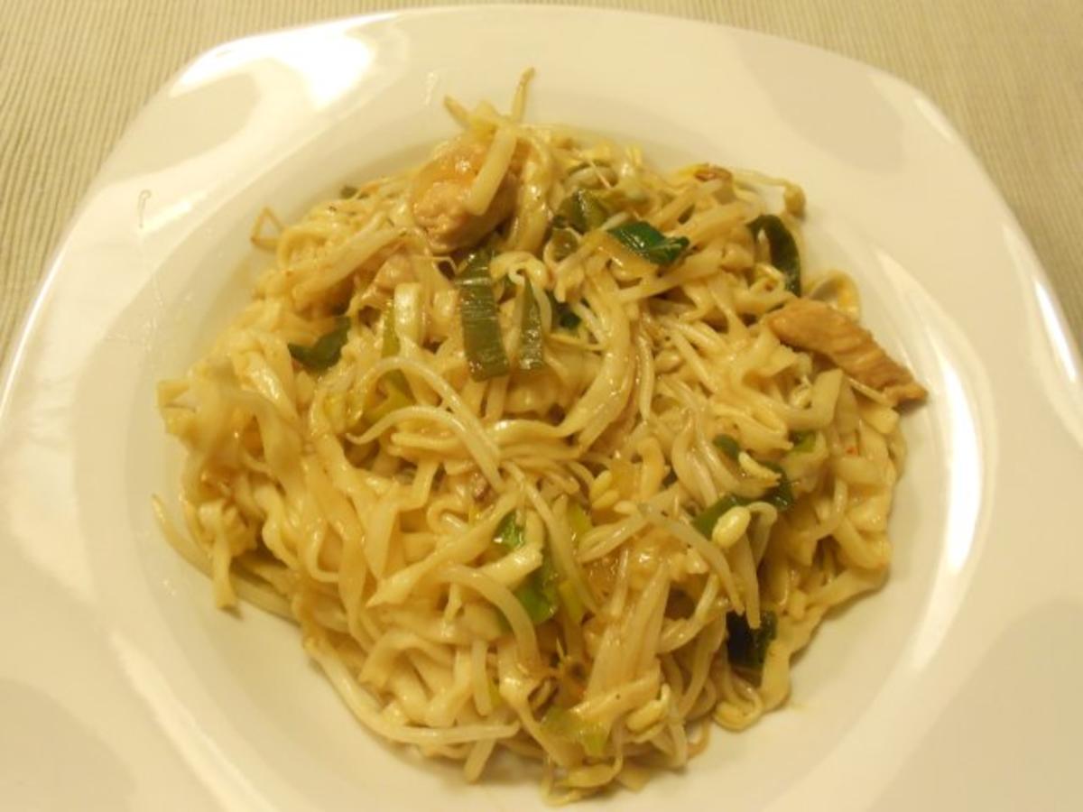 Pad Thai Gai (warmer) thailändischer Nudelsalat mit Huhn - Rezept ...