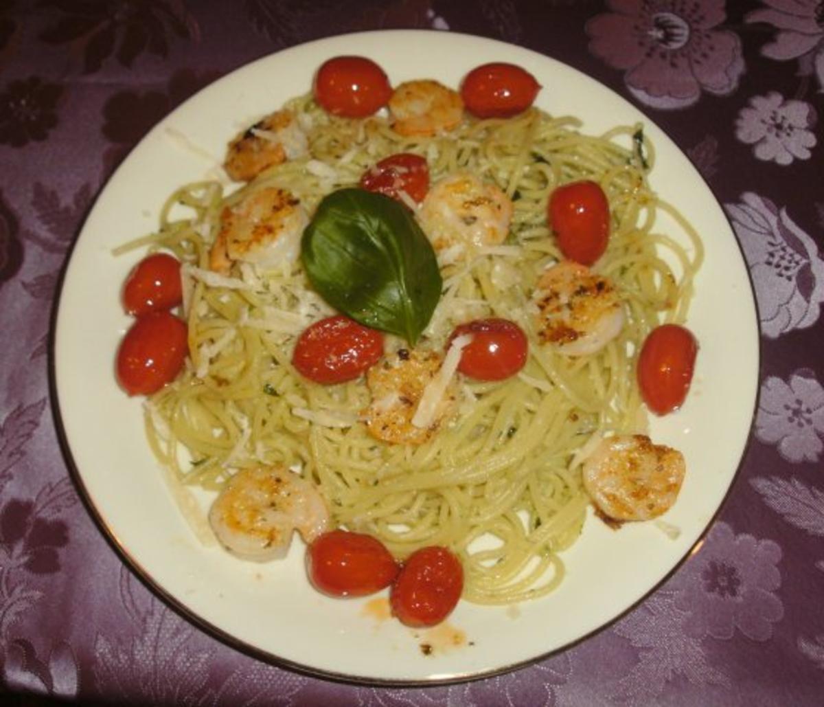 Spaghetti in Basilikum-Knoblauchöl mit Garnelen und Tomaten - Rezept