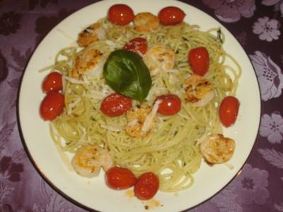 Spaghetti in Basilikum-Knoblauchöl mit Garnelen und Tomaten - Rezept