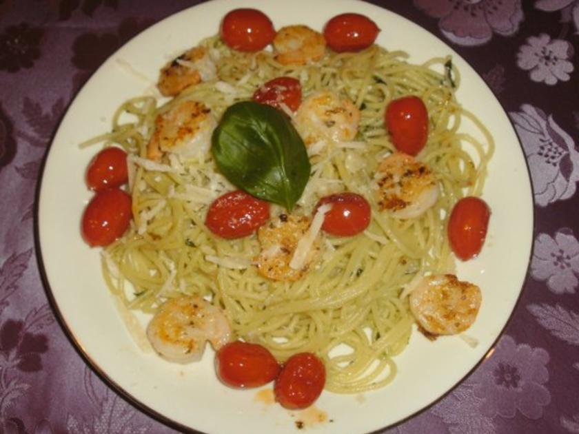 Spaghetti In Basilikum Knoblauch L Mit Garnelen Und Tomaten Rezept