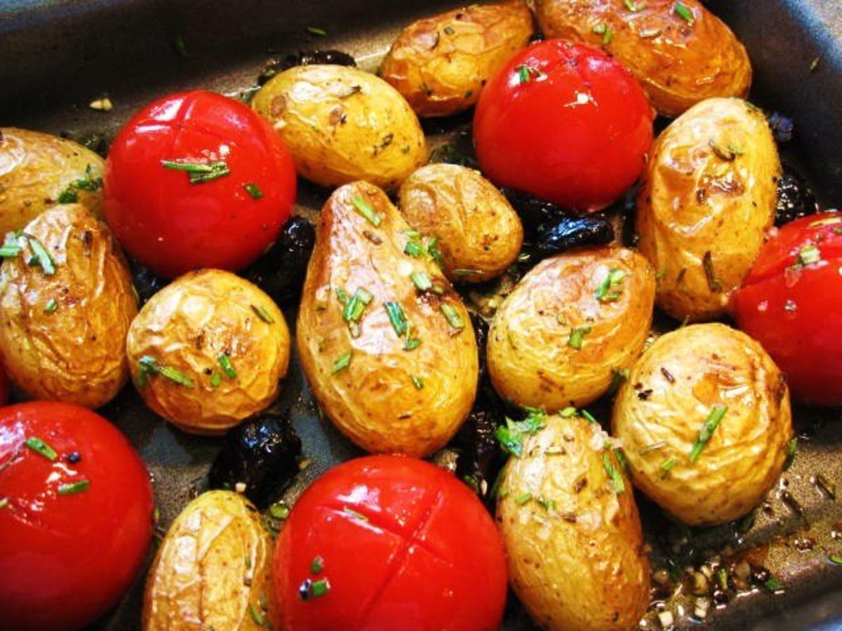 Rosmarin-Kartoffeln mit Tomaten ... - Rezept - kochbar.de