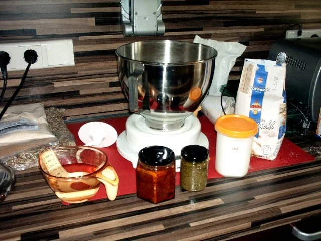 Rezept: Pikante Franzbrötchen mit Pesto und getrockneten Tomaten Bild Nr. 2 Pikante Franzbrötchen mit Pesto und getrockneten Tomaten - Rezept - Bild Nr. 2