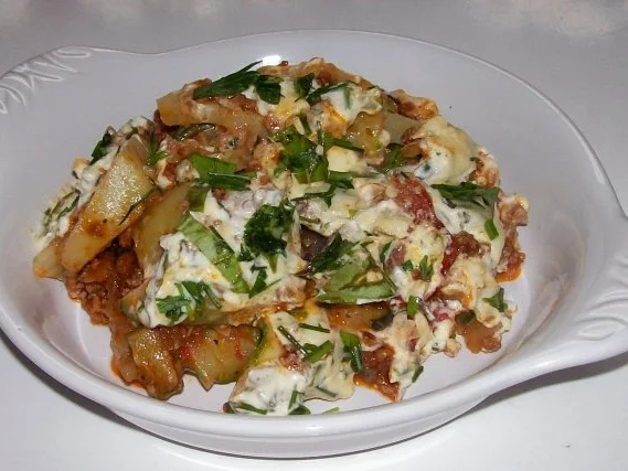 Sommerlicher Kartoffel-Zucchini-Schichtauflauf mit Kräuterhaube - Rezept