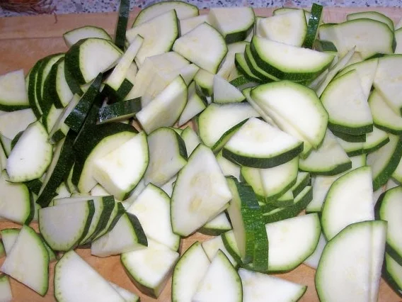 Sommerlicher Kartoffel-Zucchini-Schichtauflauf mit Kräuterhaube - Rezept - Bild Nr. 2